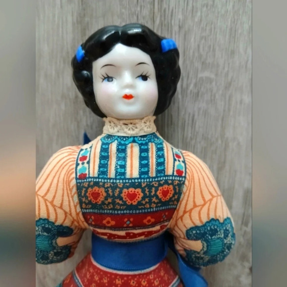 Vintage Avon American  Heirloom Porcelain Maiden Doll Circa 1981 - Picture 3 of 6